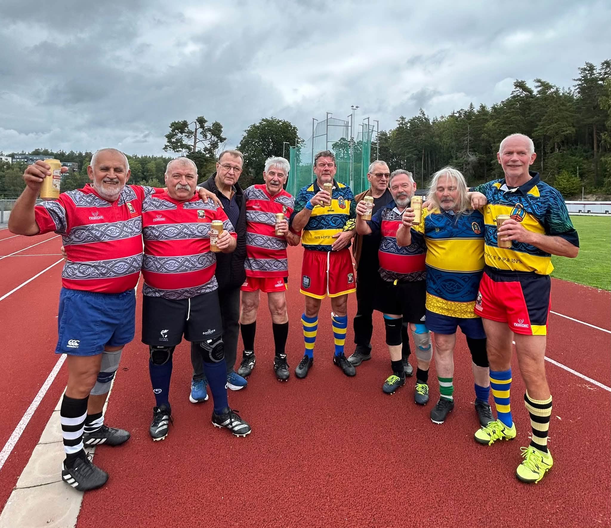Rugbyspelare tillsammans efter match